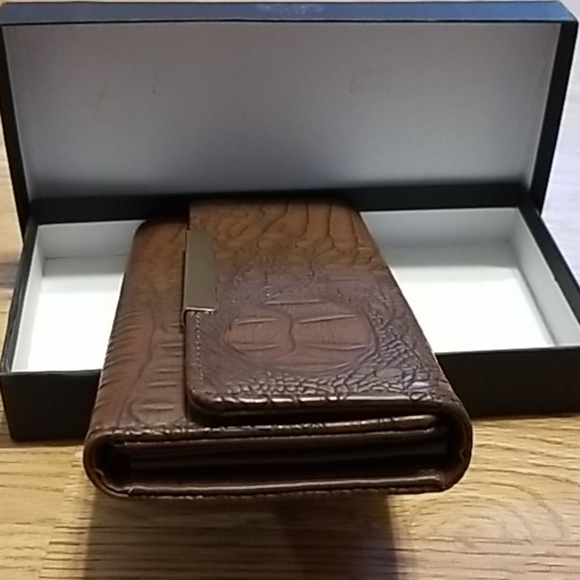 BCBG PARIS Tri-Fold Wallet - Boxed - Picture 3 of 13